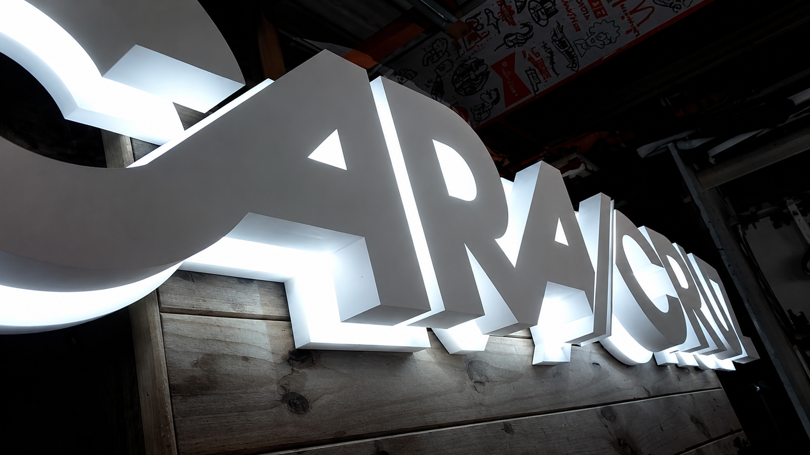 Letras corpóreas iluminadas